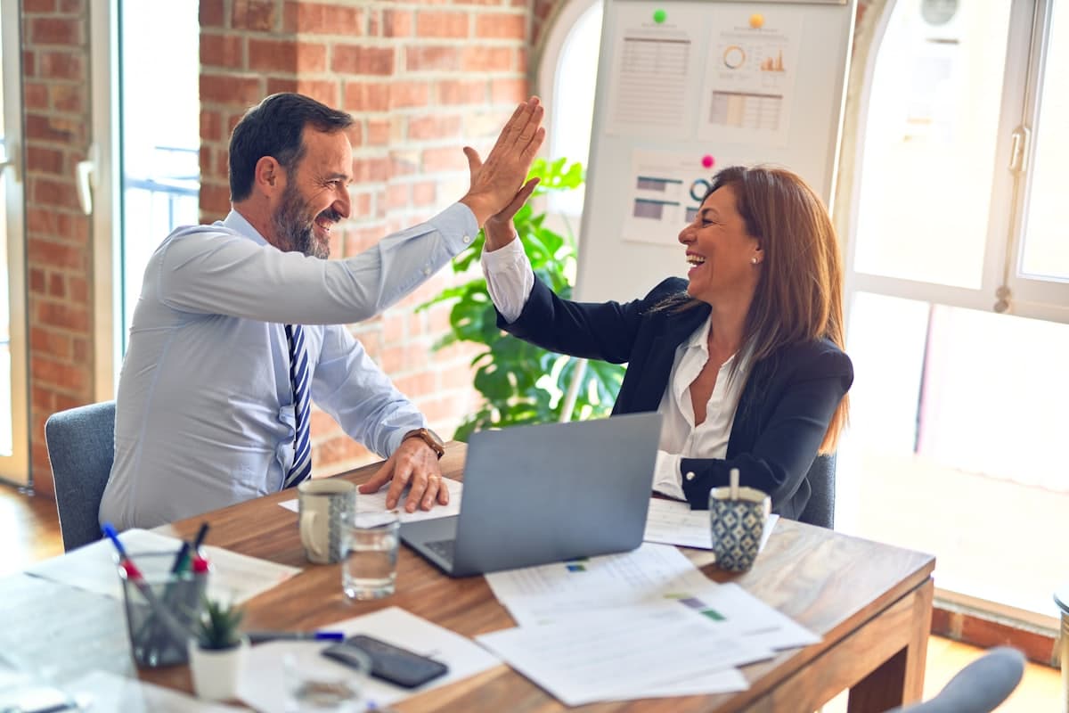 Hai người trao đổi trong buổi tư vấn tại văn phòng